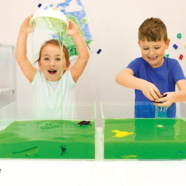 Eco Spiel Schleim Umweltfreundlicher Sensorik-Schleim ... Das Pulver verwandelt Wasser in umweltfreundlichen, grünen, klebrigen Schleim mit einzigartiger Textur. Die Kids haben unendlich viel Freude damit, zu experimentieren: Hände und Gegenstände einzutauchen und die grüne Masse zu schöpfen und fließen zu lassen. Das weltweit patentierte Produkt fördert dabei spielerisch ihre kreative, kognitive, soziale, emotionale und körperliche Entwicklung. Das Pulver ist 100 % hautverträglich, glutenfrei, biologisch abbaubar und färbt nicht ab. Set: 12 x 50 g Pulver, 50 g ergeben 10 Liter Schleim.