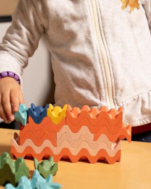 Eierbecher Blocks Innovative Bausteine für kreatives Bauen und Lernen ... Das Baustein-Set regt die Fantasie der Kinder an und fördert spielerisch Erkennen von Mustern und Strukturen. Das einzigartige wellenförmige Design inspiriert zu innovativen Bauideen und individuellen Konstruktionen. Kinder lernen durch das nahtlose Ineinandergreifen der Steine, Herausforderungen zu meistern und Lösungen zu finden. Dabei werden gezielt die Hand-Auge-Koordination und Ausdauer gefördert. Inkl. Anleitung mit Bauideen. Auszeichnung: Triman-Label. 90 Bausteine in grün, blau, hellblau, rosa, orange, gelb und verschiedenen Größen: 1er-, 2er-, 3er- und 6er-Steine.
