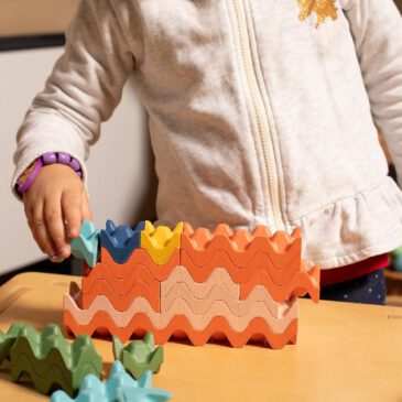 Eierbecher Blocks Innovative Bausteine für kreatives Bauen und Lernen ... Das Baustein-Set regt die Fantasie der Kinder an und fördert spielerisch Erkennen von Mustern und Strukturen. Das einzigartige wellenförmige Design inspiriert zu innovativen Bauideen und individuellen Konstruktionen. Kinder lernen durch das nahtlose Ineinandergreifen der Steine, Herausforderungen zu meistern und Lösungen zu finden. Dabei werden gezielt die Hand-Auge-Koordination und Ausdauer gefördert. Inkl. Anleitung mit Bauideen. Auszeichnung: Triman-Label. 90 Bausteine in grün, blau, hellblau, rosa, orange, gelb und verschiedenen Größen: 1er-, 2er-, 3er- und 6er-Steine.