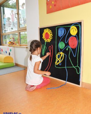 Klettboard 70 x 70 cm Fördert die Auge-Hand-Koordination ... Ob als Wandbild oder als Zielscheibe: das Klettboard ist vielseitig mit den beiliegenden Schnüren gestaltbar. Die Motive sind ganz einfach durch Ziehen an den Schnüren wieder ablösbar. Hinweis: Schnüre flauschen aus. Wir empfehlen zur Sicherheit Wandmotage mit Schrauben und Dübeln (nicht im Lieferumfang enthalten). Inhalt: inkl. Schnüre: 4 x 3 m und 8 x 1,5 m in rot, gelb, grün, blau.
