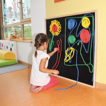Klettboard 70 x 70 cm Fördert die Auge-Hand-Koordination ... Ob als Wandbild oder als Zielscheibe: das Klettboard ist vielseitig mit den beiliegenden Schnüren gestaltbar. Die Motive sind ganz einfach durch Ziehen an den Schnüren wieder ablösbar. Hinweis: Schnüre flauschen aus. Wir empfehlen zur Sicherheit Wandmotage mit Schrauben und Dübeln (nicht im Lieferumfang enthalten). Inhalt: inkl. Schnüre: 4 x 3 m und 8 x 1,5 m in rot, gelb, grün, blau.
