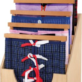 Montessori Anziehrahmen inkl. 7 Rahmen Anziehen Lernen ... Sieben verschiedene Anziehrahmen bieten Kindern vielseitige Möglichkeiten, den Umgang mit Verschlüssen wie Knöpfen, Schleifen oder Reißverschlüssen spielerisch zu erlernen. Dabei schulen sie nicht nur ihre Psychomotorik und Auge-Hand-Koordination, sondern gewinnen auch an Selbstständigkeit und Selbstvertrauen. Die Aktivität fördert die Konzentration und hilft den Kindern, Strategien zu entwickeln, um komplexe Aufgaben zu meistern - eine wertvolle Grundlage für den Alltag. Der praktische Ständer sorgt für eine übersichtliche und platzsparende Aufbewahrung, sodass die Rahmen immer gut sichtbar und leicht zugänglich sind. Die Rahmen bestehen aus massivem Buchenholz mit abgerundeten Ecken, und der Stoff ist abnehmbar sowie waschbar. Der Ständer ist aus hochwertigem, lackiertem MDF gefertigt und wird montiert geliefert.