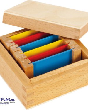 Montessori Farbtäfelchen 3 Paare Farben erkennen, benennen und zuordnen ... Die Farbtäfelchen eröffnen Kindern ab 24 Monaten faszinierende Möglichkeiten, Farben spielerisch zu entdecken und zu erleben. Die Arbeit mit den Täfelchen schärft den Farbsinn, fördert die Konzentration und erweitert den Wortschatz, indem Kinder Farben erkennen, benennen und zuordnen. Zugleich verfeinern sie ihre Beobachtungsgabe, entwickeln ästhetisches Empfinden und trainieren ihre Intelligenz. Die methodische Arbeit mit den Täfelchen kann durch Drei-Stufen-Lektionen gezielt gefestigt werden, was den Lernprozess vertieft und die Freude an der Entdeckung der Farbwunder verstärkt. Jede Box ist aus hochwertigem Holz gefertigt und bietet eine praktische, übersichtliche Aufbewahrung. 6 Farbtäfelchen: 3 Paare in rot, gelb, blau.