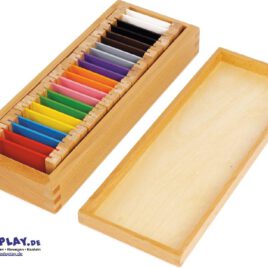 Montessori Farbtäfelchen 11 Paare Farben erkennen, benennen und zuordnen ... Die Farbtäfelchen eröffnen Kindern ab 24 Monaten faszinierende Möglichkeiten, Farben spielerisch zu entdecken und zu erleben. Die Arbeit mit den Täfelchen schärft den Farbsinn, fördert die Konzentration und erweitert den Wortschatz, indem Kinder Farben erkennen, benennen und zuordnen. Zugleich verfeinern sie ihre Beobachtungsgabe, entwickeln ästhetisches Empfinden und trainieren ihre Intelligenz. Die methodische Arbeit mit den Täfelchen kann durch Drei-Stufen-Lektionen gezielt gefestigt werden, was den Lernprozess vertieft und die Freude an der Entdeckung der Farbwunder verstärkt. Jede Box ist aus hochwertigem Holz gefertigt und bietet eine praktische, übersichtliche Aufbewahrung. 22 Farbtäfelchen: 11 Paare in Grund- und Mischfarben, schwarz und weiß in Holzbox.
