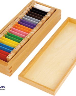 Montessori Farbtäfelchen 11 Paare Farben erkennen, benennen und zuordnen ... Die Farbtäfelchen eröffnen Kindern ab 24 Monaten faszinierende Möglichkeiten, Farben spielerisch zu entdecken und zu erleben. Die Arbeit mit den Täfelchen schärft den Farbsinn, fördert die Konzentration und erweitert den Wortschatz, indem Kinder Farben erkennen, benennen und zuordnen. Zugleich verfeinern sie ihre Beobachtungsgabe, entwickeln ästhetisches Empfinden und trainieren ihre Intelligenz. Die methodische Arbeit mit den Täfelchen kann durch Drei-Stufen-Lektionen gezielt gefestigt werden, was den Lernprozess vertieft und die Freude an der Entdeckung der Farbwunder verstärkt. Jede Box ist aus hochwertigem Holz gefertigt und bietet eine praktische, übersichtliche Aufbewahrung. 22 Farbtäfelchen: 11 Paare in Grund- und Mischfarben, schwarz und weiß in Holzbox.