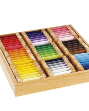 Montessori Farbtäfelchen Schattierungen 63 Stück Farben erkennen, benennen und zuordnen ... Die Farbtäfelchen eröffnen Kindern ab 24 Monaten faszinierende Möglichkeiten, Farben spielerisch zu entdecken und zu erleben. Die Arbeit mit den Täfelchen schärft den Farbsinn, fördert die Konzentration und erweitert den Wortschatz, indem Kinder Farben erkennen, benennen und zuordnen. Zugleich verfeinern sie ihre Beobachtungsgabe, entwickeln ästhetisches Empfinden und trainieren ihre Intelligenz. Die methodische Arbeit mit den Täfelchen kann durch Drei-Stufen-Lektionen gezielt gefestigt werden, was den Lernprozess vertieft und die Freude an der Entdeckung der Farbwunder verstärkt. Jede Box ist aus hochwertigem Holz gefertigt und bietet eine praktische, übersichtliche Aufbewahrung. 63 Farbtäfelchen: 9 Schattierungen je 7 Täfelchen in 9 Farben in Holzbox.