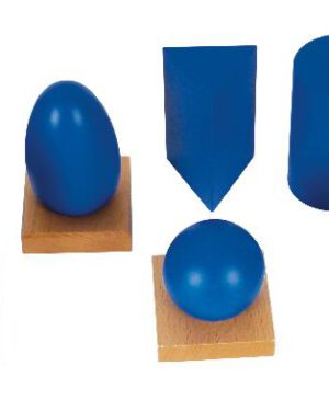 Montessori Geometrische Körper Artikelnummer: 121042 Die Welt der Geometrie entdecken ... Die geometrischen Körper und die dazu passenden Grundtäfelchen bieten eine ideale Kombination, um Kindern spielerisch die Welt der Geometrie näherzubringen. Mit den geometrischen Körpern werden die grundlegenden Formen wie Kugel, Kubus, Zylinder ... auf anschauliche Weise vermittelt. Kinder lernen, die Eigenschaften der Körper zu erkennen, zu benennen und diese mit Alltagsgegenständen wie einer Apfelsine oder einem Turm zu vergleichen. Ergänzend dazu ermöglichen die geometrischen Grundtäfelchen die Zuordnung der Körper zu ihren Grundflächen, wodurch die geometrischen Zusammenhänge vertieft werden. Gemeinsam fördern die Materialien die Feinmotorik, die Auge-Hand-Koordination und das Verständnis für geometrische Formen und deren Eigenschaften. Durch gezielte Übungen, wie das Sortieren der Körper nach Roll-, Kipp- oder Standfähigkeit, das Vergleichen von Flächen oder das Arbeiten mit geschlossenen Augen, werden Wahrnehmung und Sprache gefördert. Die hochwertigen Materialien aus lackiertem Buchenholz und die durchdachte Verarbeitung sorgen dafür, dass diese Lernmaterialien langlebig und ideal für den Kindergartenalltag geeignet sind. 10 Körper (Kugeln, Pyramiden, Zylinder etc.) und 3 Ständer.