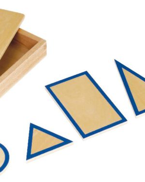 Montessori Geometrische Grundtäfelchen im Kasten Die Welt der Geometrie entdecken ... Die geometrischen Körper und die dazu passenden Grundtäfelchen bieten eine ideale Kombination, um Kindern spielerisch die Welt der Geometrie näherzubringen. Mit den geometrischen Körpern werden die grundlegenden Formen wie Kugel, Kubus, Zylinder ... auf anschauliche Weise vermittelt. Kinder lernen, die Eigenschaften der Körper zu erkennen, zu benennen und diese mit Alltagsgegenständen wie einer Apfelsine oder einem Turm zu vergleichen. Ergänzend dazu ermöglichen die geometrischen Grundtäfelchen die Zuordnung der Körper zu ihren Grundflächen, wodurch die geometrischen Zusammenhänge vertieft werden. Gemeinsam fördern die Materialien die Feinmotorik, die Auge-Hand-Koordination und das Verständnis für geometrische Formen und deren Eigenschaften. Durch gezielte Übungen, wie das Sortieren der Körper nach Roll-, Kipp- oder Standfähigkeit, das Vergleichen von Flächen oder das Arbeiten mit geschlossenen Augen, werden Wahrnehmung und Sprache gefördert. Die hochwertigen Materialien aus lackiertem Buchenholz und die durchdachte Verarbeitung sorgen dafür, dass diese Lernmaterialien langlebig und ideal für den Kindergartenalltag geeignet sind. 5 Holzfiguren zur Zuordnung der Grundflächen, in kompakter Holzbox.
