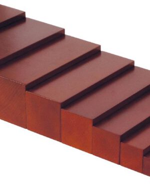 Montessori Braune Treppe Größenunterschieden in drei Dimensionen erkennen ... Die Braune Treppe fördert spielerisch das Verständnis von Größenunterschieden in drei Dimensionen, wobei die Breite der Prismen stets konstant bleibt. Kinder ordnen die zehn Prismen in der richtigen Abstufung und bauen so eine treppenartige Struktur. Dies schult nicht nur das visuelle Wahrnehmungsvermögen, sondern auch das Erkennen und Benennen von Größenverhältnissen wie dick - dünn oder hoch - niedrig. Die Braune Treppe lässt sich ideal mit anderen Montessori-Materialien wie dem Rosa Turm oder den Roten Stangen kombinieren, um kreatives und entdeckendes Lernen zu unterstützen.