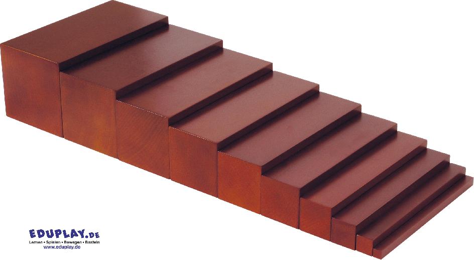 Montessori Braune Treppe Größenunterschieden in drei Dimensionen erkennen ... Die Braune Treppe fördert spielerisch das Verständnis von Größenunterschieden in drei Dimensionen, wobei die Breite der Prismen stets konstant bleibt. Kinder ordnen die zehn Prismen in der richtigen Abstufung und bauen so eine treppenartige Struktur. Dies schult nicht nur das visuelle Wahrnehmungsvermögen, sondern auch das Erkennen und Benennen von Größenverhältnissen wie dick - dünn oder hoch - niedrig. Die Braune Treppe lässt sich ideal mit anderen Montessori-Materialien wie dem Rosa Turm oder den Roten Stangen kombinieren, um kreatives und entdeckendes Lernen zu unterstützen.