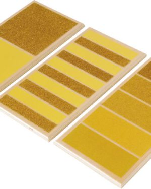 Montessori Tastbretter rau-glatt 3 Stück Feinmotorik in drei Stufen fördern ... Drei verschiedene Tastbretter führen Kinder spielerisch an das Konzept von rau und glatt heran und bereiten sie auf das Schreiben vor. Durch die Konzentration auf den Tastsinn entwickeln Kinder eine feinmotorische Kontrolle und die sogenannte Leichtigkeit der Berührung, die für eine flüssige Handschrift wichtig ist. Die drei Bretter bieten verschiedene Schwierigkeitsgrade: vom Kontrast zwischen rau und glatt über die Förderung der Fingerkoordination bis hin zu feinen Abstufungen in fünf Texturen.
