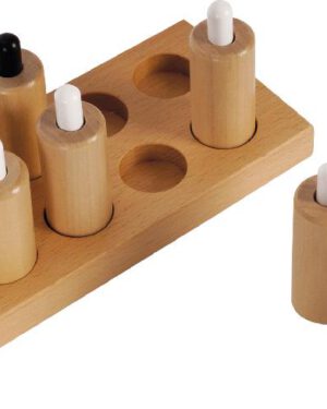 Montessori Druckzylinder Widerstände fühlen und Feinmotorik schulen ... Beim Drücken der federbelasteten Stößel erleben die Kinder unterschiedliche Widerstände und schulen dabei Feinmotorik sowie die Auge-Hand-Koordination. Gleichzeitig erweitert das Material den Wortschatz, indem Begriffe wie leicht, fester oder schwerer zu drücken aktiv erlernt und angewendet werden. Die Zylinder werden gemischt aufgestellt, und die Kinder suchen durch Ausprobieren die passenden Paare zusammen - ein spannendes Training für genaues Beobachten und Beschreiben. Das Set enthält ein hochwertiges Holztablett mit fünf abgestimmten Zylinderpaaren.