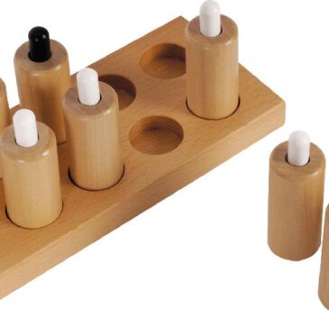 Montessori Druckzylinder Widerstände fühlen und Feinmotorik schulen ... Beim Drücken der federbelasteten Stößel erleben die Kinder unterschiedliche Widerstände und schulen dabei Feinmotorik sowie die Auge-Hand-Koordination. Gleichzeitig erweitert das Material den Wortschatz, indem Begriffe wie leicht, fester oder schwerer zu drücken aktiv erlernt und angewendet werden. Die Zylinder werden gemischt aufgestellt, und die Kinder suchen durch Ausprobieren die passenden Paare zusammen - ein spannendes Training für genaues Beobachten und Beschreiben. Das Set enthält ein hochwertiges Holztablett mit fünf abgestimmten Zylinderpaaren.