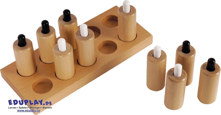 Montessori Druckzylinder Widerstände fühlen und Feinmotorik schulen ... Beim Drücken der federbelasteten Stößel erleben die Kinder unterschiedliche Widerstände und schulen dabei Feinmotorik sowie die Auge-Hand-Koordination. Gleichzeitig erweitert das Material den Wortschatz, indem Begriffe wie leicht, fester oder schwerer zu drücken aktiv erlernt und angewendet werden. Die Zylinder werden gemischt aufgestellt, und die Kinder suchen durch Ausprobieren die passenden Paare zusammen - ein spannendes Training für genaues Beobachten und Beschreiben. Das Set enthält ein hochwertiges Holztablett mit fünf abgestimmten Zylinderpaaren.