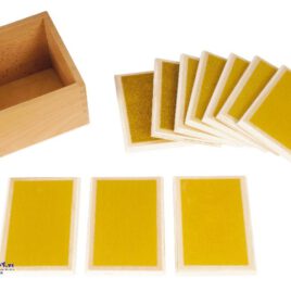 Montessori Tasttäfelchen grob-fein Oberflächenstrukturen taktil erkennen und benennen ... Die Arbeit mit den Tasttäfelchen fördert die Feinmotorik und schult die taktile Wahrnehmung, wodurch sie eine ideale Vorbereitung auf das Schreiben darstellen. Spielerisch erweitern die Kinder ihren Wortschatz durch Begriffe wie grob und fein und lernen, Strukturen zu vergleichen und zuzuordnen. Das Set enthält fünf Paare Täfelchen mit unterschiedlicher Sandpapierkörnung, die in einer praktischen Box aus Buchenholz aufbewahrt werden.