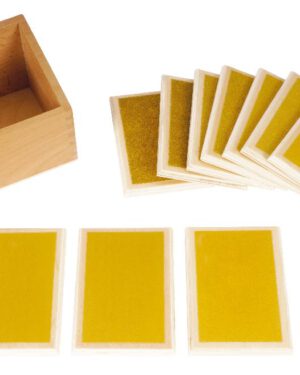 Montessori Tasttäfelchen grob-fein Oberflächenstrukturen taktil erkennen und benennen ... Die Arbeit mit den Tasttäfelchen fördert die Feinmotorik und schult die taktile Wahrnehmung, wodurch sie eine ideale Vorbereitung auf das Schreiben darstellen. Spielerisch erweitern die Kinder ihren Wortschatz durch Begriffe wie grob und fein und lernen, Strukturen zu vergleichen und zuzuordnen. Das Set enthält fünf Paare Täfelchen mit unterschiedlicher Sandpapierkörnung, die in einer praktischen Box aus Buchenholz aufbewahrt werden.