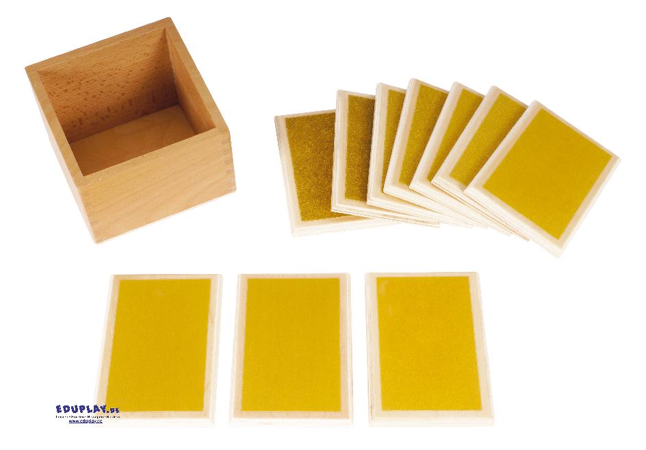 Montessori Tasttäfelchen grob-fein Oberflächenstrukturen taktil erkennen und benennen ... Die Arbeit mit den Tasttäfelchen fördert die Feinmotorik und schult die taktile Wahrnehmung, wodurch sie eine ideale Vorbereitung auf das Schreiben darstellen. Spielerisch erweitern die Kinder ihren Wortschatz durch Begriffe wie grob und fein und lernen, Strukturen zu vergleichen und zuzuordnen. Das Set enthält fünf Paare Täfelchen mit unterschiedlicher Sandpapierkörnung, die in einer praktischen Box aus Buchenholz aufbewahrt werden.