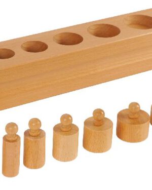 Montessori Block mit Zylindern Set 3 Fördern Feinmotorik, Wahrnehmung und logisches Denken ... Die Montessori-Zylinderblöcke und das 4er-Set der farbigen Zylinder sind hochwertige Materialien zur Förderung der Feinmotorik, visuellen Wahrnehmung und logisch-mathematischen Kompetenzen von Kindern. Sie ermöglichen es, Unterschiede in Höhe, Breite und Volumen wahrzunehmen, fördern die Auge-Hand-Koordination und bereiten Kinder indirekt auf das Schreiben vor. Die Zylinder bieten durch die klare Selbstkontrolle eine autonome und spielerische Lernerfahrung. Diese Sets lassen sich einzeln oder im Zusammenspiel einsetzen, um Kindern eine umfassende, sensorische Lernerfahrung zu bieten. Das Set thematisiert flach-hoch anhand von Zylindern mit zunehmender Höhe bei abnehmender Breite. Kinder erkennen Dimensionen und Zusammenhänge zwischen Höhe und Volumen.