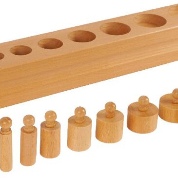 Montessori Block mit Zylindern Set 3 Fördern Feinmotorik, Wahrnehmung und logisches Denken ... Die Montessori-Zylinderblöcke und das 4er-Set der farbigen Zylinder sind hochwertige Materialien zur Förderung der Feinmotorik, visuellen Wahrnehmung und logisch-mathematischen Kompetenzen von Kindern. Sie ermöglichen es, Unterschiede in Höhe, Breite und Volumen wahrzunehmen, fördern die Auge-Hand-Koordination und bereiten Kinder indirekt auf das Schreiben vor. Die Zylinder bieten durch die klare Selbstkontrolle eine autonome und spielerische Lernerfahrung. Diese Sets lassen sich einzeln oder im Zusammenspiel einsetzen, um Kindern eine umfassende, sensorische Lernerfahrung zu bieten. Das Set thematisiert flach-hoch anhand von Zylindern mit zunehmender Höhe bei abnehmender Breite. Kinder erkennen Dimensionen und Zusammenhänge zwischen Höhe und Volumen.