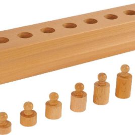 Montessori Block mit Zylindern Set 4 Fördern Feinmotorik, Wahrnehmung und logisches Denken ... Die Montessori-Zylinderblöcke und das 4er-Set der farbigen Zylinder sind hochwertige Materialien zur Förderung der Feinmotorik, visuellen Wahrnehmung und logisch-mathematischen Kompetenzen von Kindern. Sie ermöglichen es, Unterschiede in Höhe, Breite und Volumen wahrzunehmen, fördern die Auge-Hand-Koordination und bereiten Kinder indirekt auf das Schreiben vor. Die Zylinder bieten durch die klare Selbstkontrolle eine autonome und spielerische Lernerfahrung. Diese Sets lassen sich einzeln oder im Zusammenspiel einsetzen, um Kindern eine umfassende, sensorische Lernerfahrung zu bieten. Dieses Set kombiniert alle bisherigen Konzepte, wobei die Zylinder bei gleichbleibendem Durchmesser in der Höhe zunehmen. Er fordert Kinder besonders heraus, da alle Öffnungen die gleiche Größe haben und die Unterscheidung nur durch die Höhe erfolgen kann.