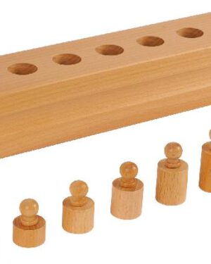 Montessori Block mit Zylindern Set 4 Fördern Feinmotorik, Wahrnehmung und logisches Denken ... Die Montessori-Zylinderblöcke und das 4er-Set der farbigen Zylinder sind hochwertige Materialien zur Förderung der Feinmotorik, visuellen Wahrnehmung und logisch-mathematischen Kompetenzen von Kindern. Sie ermöglichen es, Unterschiede in Höhe, Breite und Volumen wahrzunehmen, fördern die Auge-Hand-Koordination und bereiten Kinder indirekt auf das Schreiben vor. Die Zylinder bieten durch die klare Selbstkontrolle eine autonome und spielerische Lernerfahrung. Diese Sets lassen sich einzeln oder im Zusammenspiel einsetzen, um Kindern eine umfassende, sensorische Lernerfahrung zu bieten. Dieses Set kombiniert alle bisherigen Konzepte, wobei die Zylinder bei gleichbleibendem Durchmesser in der Höhe zunehmen. Er fordert Kinder besonders heraus, da alle Öffnungen die gleiche Größe haben und die Unterscheidung nur durch die Höhe erfolgen kann.