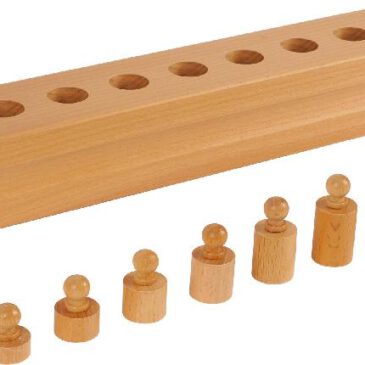 Montessori Block mit Zylindern Set 4 Fördern Feinmotorik, Wahrnehmung und logisches Denken ... Die Montessori-Zylinderblöcke und das 4er-Set der farbigen Zylinder sind hochwertige Materialien zur Förderung der Feinmotorik, visuellen Wahrnehmung und logisch-mathematischen Kompetenzen von Kindern. Sie ermöglichen es, Unterschiede in Höhe, Breite und Volumen wahrzunehmen, fördern die Auge-Hand-Koordination und bereiten Kinder indirekt auf das Schreiben vor. Die Zylinder bieten durch die klare Selbstkontrolle eine autonome und spielerische Lernerfahrung. Diese Sets lassen sich einzeln oder im Zusammenspiel einsetzen, um Kindern eine umfassende, sensorische Lernerfahrung zu bieten. Dieses Set kombiniert alle bisherigen Konzepte, wobei die Zylinder bei gleichbleibendem Durchmesser in der Höhe zunehmen. Er fordert Kinder besonders heraus, da alle Öffnungen die gleiche Größe haben und die Unterscheidung nur durch die Höhe erfolgen kann.