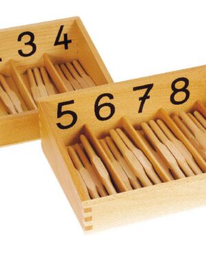 Montessori Spindelkästen 0-9 Die Welt der Zahlen entdecken ... Die Spindelkästen fördern spielerisch das Verständnis für Mengen und deren Zuordnung zu den Ziffern 0 bis 9. Besonders die Einführung des Zahlenwerts Null wird anschaulich vermittelt: Das Fach mit der Beschriftung 0 bleibt leer, wodurch das Kind die Bedeutung von nichts begreift. Die 45 aus hochwertigem Buchenholz gefertigten Spindeln lassen sich in den beiden Kästen mit je fünf Fächern präzise zuordnen und stapeln. Dieses bewährte Lernmaterial unterstützt den Zahlenraumaufbau, die Feinmotorik und die Konzentrationsfähigkeit. Material: Buchenholz, Sperrholz Maße: Spindelkästen: 26,5 x 18,5 x 7,5 cm, Spindeln: ca. 15,5 cm lang Ab 3 Jahre
