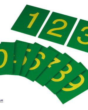 Montessori Sandpapier Ziffern Multisensorische Einführung in die Welt der Zahlen ... Auf den robusten Holztafeln spüren Kinder die Form der Ziffern 0 bis 9, während sie diese mit den Fingerspitzen nachzeichnen und dabei die Zahl laut aussprechen. Diese Aktivität fördert das Verständnis der Zahlen und prägt deren Form ins muskuläre Gedächtnis ein - eine ideale Vorbereitung auf das spätere Schreiben. Gleichzeitig werden Feinmotorik, Konzentration und Auge-Hand-Koordination geschult.