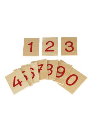 Montessori Satz Ziffern 1-10 auf Holzbrettchen Prima Ergänzung zu den Numerischen Stangen ... Die Ziffern in roter Farbe auf Holzbrettchen unterstützen Kinder dabei, die Zahlen von 1 bis 10 sowie die dazugehörigen Mengen zu erlernen. Das Set fördert das Verständnis für Zahlen und deren visuelle Wahrnehmung. Material: Birken-Sperrholz Maße: 10 x 7 x 0,4 cm Ab 3 Jahre