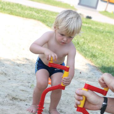 Sandbohrer Drilli Löcher in den Sand bohren ... Dieser robuste Sandbohrer aus hochwertigem Kunststoff ermöglicht Kindern, spielerisch den Umgang mit Werkzeug zu entdecken. Beim Bohren im Sandkasten werden Fein- und Grobmotorik sowie der natürliche Forscherdrang gefördert. Ein vielseitiges Sandspielzeug, das kleinen Entdeckern großen Spaß bereitet. - Kisus e.K. - Kinder, Spiel und Spaß - Fach-Großhandel für Kindergarten, Kita, Krippe, Hort und Schule