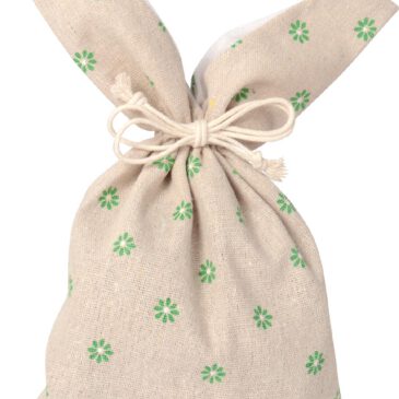 Ostertüte Hase Osterüberraschung im Hasenkostüm ... Im Hasenbeutel sind die Geschenke für die Suche schnell verpackt - und es kann unterwegs nichts rausfallen. Ein dezentes Blumenmuster ziert den naturfarbenen Stoff. Die Rückseite überrascht mit einem kuscheligen Stummelschwänzchen.