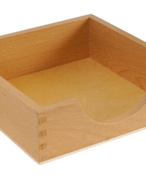 Montessori Kästchen für Einsatzfigurenpapier Zur Aufbewahrung des Einsatzfigurenpapiers ... Das Kästchen bietet Platz für das 14 x 14 cm große Einlegepapier (nicht inkl.), das beim Nachzeichnen der Formen mit Buntstiften verwendet wird. Durch die Öffnung kann das Papier einfach entnommen werden.
