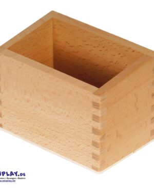 Montessori Kasten für Sandpapier Ziffern Praktische Aufbewahrungsmöglichkeit für Sandpapier Ziffern ... Der Kasten aus massivem Buchenholz überzeugt durch seine langlebige Qualität und das durchdachte Design. Die leicht schräge Vorderseite ermöglicht es Kindern, die Tafeln mühelos herauszunehmen, und fördert so selbstständiges Arbeiten - und auch die Ordnung im Kindergartenalltag. Lieferung erfolgt ohne Inhalt.