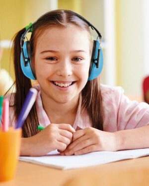 Gehör-Schutz für Kinder Blau Mehr Ruhe für konzentriertes Arbeiten und leichteres Lernen ... Durch Geräusche werden Kinder bei Tests oder Einzelarbeiten leicht abgelenkt. Der Gehör-Schutz mit einem Dämmwert von SNR 24,3 dB reduziert akustische Störungen - eine Unterhaltung ist dennoch möglich. Die gut gepolsterten Schutzkapseln bedecken die Ohrmuschel. Durch den einfach und stufenlos einzustellenden Bügel passt der Gehörschutz auf jeden Kinderkopf und kann zusammengeklappt platzsparend aufbewahrt und mitgenommen werden. Inkl. Tasche zur Aufbewahrung.