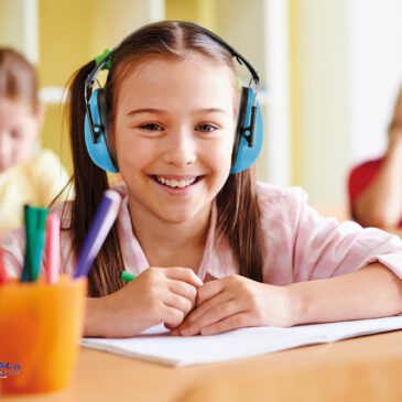 Gehör-Schutz für Kinder Blau Mehr Ruhe für konzentriertes Arbeiten und leichteres Lernen ... Durch Geräusche werden Kinder bei Tests oder Einzelarbeiten leicht abgelenkt. Der Gehör-Schutz mit einem Dämmwert von SNR 24,3 dB reduziert akustische Störungen - eine Unterhaltung ist dennoch möglich. Die gut gepolsterten Schutzkapseln bedecken die Ohrmuschel. Durch den einfach und stufenlos einzustellenden Bügel passt der Gehörschutz auf jeden Kinderkopf und kann zusammengeklappt platzsparend aufbewahrt und mitgenommen werden. Inkl. Tasche zur Aufbewahrung.