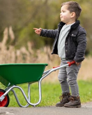 Schubkarre Langlebige Schubkarre für Sandbaumeister und kleine Gärtner ... Diese grundsolide Kinder-Schubkarre mit verzinktem Stahlrahmen und robuster Kunststoffwanne ist ideal für den Sandspielplatz und Garten. Dank ihrer stabilen Bauweise können Kinder sicher und bequem alles transportieren, was sie für ihre Projekte brauchen. Die Vollreifen aus Gummi sparen das Aufpumpen oder Radwechsel bei einem Platten. Komplett montiert geliefert, ist sie sofort einsatzbereit und überzeugt mit Langlebigkeit und kinderfreundlichem Design. Gewicht: 4,5 kg.