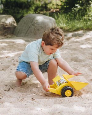 Hand Sandbulli Einfach zu bedienen ... Der Handbagger in Kiga-Qualität lässt sich einfach steuern und die Antriebskraft geht direkt auf die Schaufel über, um Sand aufzuschieben und mit einer Kippbewegung in die Mulde zu laden. Motiv (verschiedene Gesichter) nach Lagervorrat.