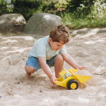 Hand Sandbulli Einfach zu bedienen ... Der Handbagger in Kiga-Qualität lässt sich einfach steuern und die Antriebskraft geht direkt auf die Schaufel über, um Sand aufzuschieben und mit einer Kippbewegung in die Mulde zu laden. Motiv (verschiedene Gesichter) nach Lagervorrat.