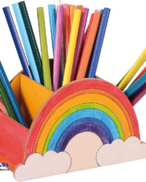 Regenbogen Stifte Box Farbenfrohe Aufbewahrung für Stifte & Co. ... Welche Farben hat der Regenbogen? Das lernen Kinder gleich beim Ausmalen der vorgedruckten Konturen. Beim Zusammenbauen (Holzleim nicht inklusive) werden Konzentration und Fingerfertigkeit geschult. In den drei Fächern hält die Regenbogen Stifte Box alles bereit, was zum Malen und Basteln gebraucht wird: Stifte, Schere, Lineal,...