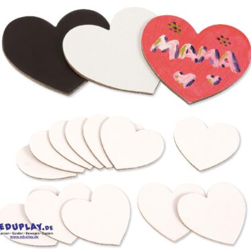 Magnet Leinwandherzen klein 12er Set Namensschilder, Symbole, Gedächtnisspiel, Geschenke ... Mit unseren Leinwandherzen und -quadraten können Kinder ihre eigene Welt in Farben und Formen gestalten. Auf der grundierten Oberfläche mit Leinenstruktur haften flüssige Farben besonders gut. Die magnetische Rückseite haftet auf Whiteboards und Stahloberflächen. Ideal für jede Bastelrunde!