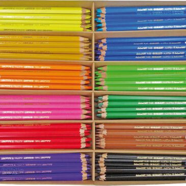 belcolART Farb Gigant Grundfarben 12 Farben 180 Stifte Sechskant Farbstifte mit weicher, extra dicker Mine ... Die belcolART Farb Giganten mit der Goldkappe haben eine qualitativ hochwertige, extra dicke, weiche Mine, die auf dem Papier eine leuchtende kräftige Farbspur hinterlässe. Die Farben lassen sich übereinander auftragen und so zu verschiedensten Farbnuancen mischen. Die Sechskantform bietet Kindern eine flexible Handhaltung, was ältere Kinder bevorzugen könnten, die ihren eigenen Griffstil entwickelt haben. Jeweils 15 Stifte pro Farbe im recyceltem Karton: gelb, orange, rosa, rot, violett, hellblau, ultramarin, hellgrün, dunkelgrün, schwarz, ocker, braun.
