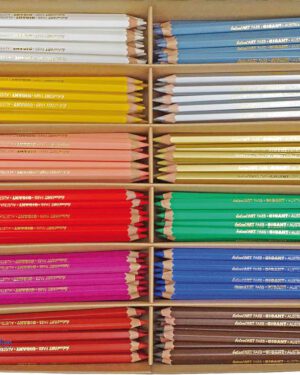belcolART Farb Gigant Ergänzungsfarben 12 Farben 180 Stifte Sechskant Farbstifte mit weicher, extra dicker Mine ... Die belcolART Farb Giganten mit der Goldkappe haben eine qualitativ hochwertige, extra dicke, weiche Mine, die auf dem Papier eine leuchtende kräftige Farbspur hinterlässe. Die Farben lassen sich übereinander auftragen und so zu verschiedensten Farbnuancen mischen. Die Sechskantform bietet Kindern eine flexible Handhaltung, was ältere Kinder bevorzugen könnten, die ihren eigenen Griffstil entwickelt haben. Jeweils 15 Stifte pro Farbe im recyceltem Karton: dunkelgelb, hautfarbig, hellrot, zyklam, blau, maigrün, dunkelbraun, rotbraun, grau, gold, silber, weiß.