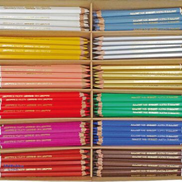 belcolART Farb Gigant Ergänzungsfarben 12 Farben 180 Stifte Sechskant Farbstifte mit weicher, extra dicker Mine ... Die belcolART Farb Giganten mit der Goldkappe haben eine qualitativ hochwertige, extra dicke, weiche Mine, die auf dem Papier eine leuchtende kräftige Farbspur hinterlässe. Die Farben lassen sich übereinander auftragen und so zu verschiedensten Farbnuancen mischen. Die Sechskantform bietet Kindern eine flexible Handhaltung, was ältere Kinder bevorzugen könnten, die ihren eigenen Griffstil entwickelt haben. Jeweils 15 Stifte pro Farbe im recyceltem Karton: dunkelgelb, hautfarbig, hellrot, zyklam, blau, maigrün, dunkelbraun, rotbraun, grau, gold, silber, weiß.