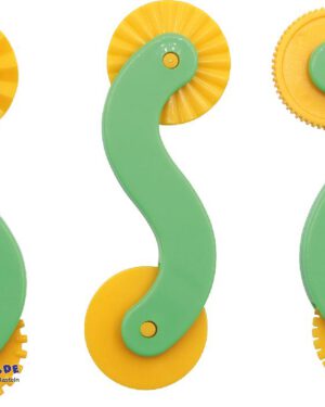 Doppelseitige Modellier-Muster-Schneide-Räder 3er Set Modelliermasse schneiden: glatte oder gezackte Kanten ... Mit dem Schneideroller lassen sich ohne Absetzen beliebige Formen und Platten aus Ton, Knete, Salzteig oder Modelliermasse schneiden. Mit weniger Kraftaufwand können auch endlose Linien- oder Zickzackmuster in das weiche Material gedrückt werden. Der gebogene Griff erleichtert die Handhaltung und Handhabung.