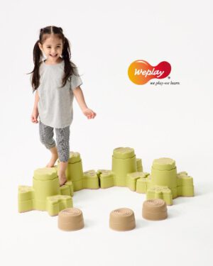 Pile Balance Up Hoch hinaus den Berg hinauf ... oder durch das Blätterdach des Dschungels hinaus in die Sonne steigen. Maximal belastbar bis 60 kg. Inhalt: 3x Pfahl (braun), 4x Hügel (grün). Produktmerkmale: • Pile Balance Up enthält schmale Stufen und unregelmäßige Formen am Boden. Jeder Pfahl hat drei verschiedene Höhen. • Die Stapel können miteinander verbunden oder einzeln platziert werden, um verschiedene Höhenprofile zu schaffen. Es ist wie ein verschlungenes Labyrinth im Wald! • Der Hügel kann nicht nur auf den Boden gelegt werden, um darauf zu treten, sondern auch auf den Pfahl gestapelt werden, um verschiedene Höhen zu schaffen, was die Beinkraft der Kinder beim Auf- und Absteigen fördert. • Die Pfähle sind so konzipiert, dass sie leicht bewegt und gelagert werden können, und eignen sich auch hervorragend für Stapelspiele. Die verschiedenen Höhenstufen fördern die motorischen Fähigkeiten und den Gleichgewichtssinn der Kinder. • Unterschiedliche Oberflächendesigns mit rutschfesten Mustern auf dem Pfahl und des Hügels bieten vielfältige haptische Erfahrungen und gewährleisten die Sicherheit der Kinder beim Spielen. Spielwert: • Komplizierte Routen fördern die Konzentration der Kinder und helfen ihnen, sich an unterschiedliche Laufumgebungen anzupassen. • Das Auf- und Absteigen auf dem Pfahl stärkt die Kontrolle über den Unterkörper und die Beweglichkeit der Gelenke der Kinder. • Das unregelmäßige Design des Pfahls fördert die Fußmuskelkraft und das räumliche Vorstellungsvermögen der Kinder. • Verschiedene Stufen von Balancieraufgaben stärken das Vertrauen der Kinder in das Gehen und Steppen.