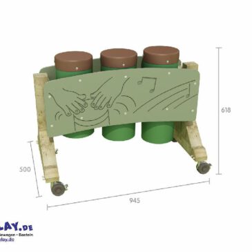 Mobile Trommeln - Congas Conga-Trommeln kommen ursprünglich aus Kuba Sie haben einen hohen Boden und ein Trommelfell auf der Oberseite, das normalerweise mit den Händen und Fingern gespielt wird, um tolle Rhythmen und Beats zu erzeugen. Dieses Set aus 3 Congas ist eine ideale Ergänzung für jedes Klassenzimmer und wird den Kindern viel Freude bereiten. Die drei Trommeln sind auf einem wetterfesten Kiefernholzständer montiert, sodass die Trommelfelle in der richtigen Höhe für Kinder zum Spielen sind. Mehrere Kinder können gleichzeitig spielen und versuchen, sich abzustimmen, oder ein Kind kann alleine spielen. Ein Lehrer kann die Trommeln als Begleitung zum Singen verwenden, um der Darbietung mehr Ausdruck zu verleihen. Alle Teile sind extrem wetterfest, sodass das Set drinnen und draußen verwendet werden kann. Material: Kiefernholz, Metall, HDPE Maße: 125 x 50 x 62,5 cm Ab 3 Jahre
