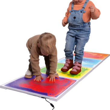 Faszinierende Muster, die im Dunkeln leuchten ... Die LED-Faszinationsplatten animieren Kinder zu experimentieren, wie sich die mit Flüssigkeit gefüllten Platten beim Gehen, Hüpfen, Krabbeln und Drücken mit den Händen verändern. Ganz nebenbei werden Gleichgewichtssinn, Koordination und Körperwahrnehmung gefördert. Die vier Platten können miteinander verbunden werden und benötigen dank des mitgelieferten Netzteils nur einen Stromanschluss. Belastbar bis 80 kg. Material: Kunststoff, Wasser mit farbiger Kosmetikflüssigkeit, Metall Maße: 50 x 50 x 1,2 cm