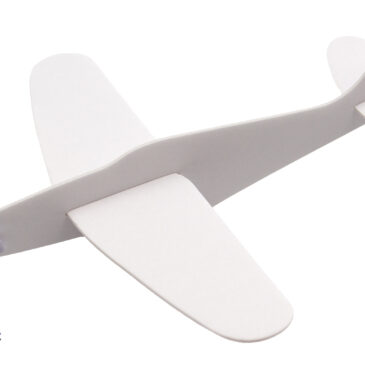 Der Klassiker ... auf jedem Kindergeburtstag, in der Schultüte, Party oder als kleines Mitbringsel! Beide Flügel einstecken, Propeller auf die Klammer und schon kanns los gehen... Nein stopp: unsere Styro Flieger kann man prima mit Filzstiften bemalen. Und dann kann es wirklich los gehen. Styro Flieger 12er Set