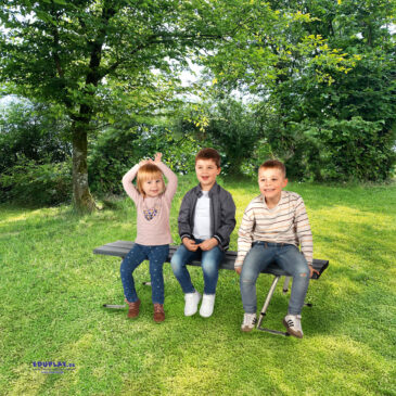 Höhenverstellbare, stapelbare Bank ... Diese wetterfeste Outdoor Bank bietet Kindergartenkindern jederzeit einen bequemen Sitzplatz für den Morgenkreis, kleine Pausen oder Aktivitäten im Freien. Dank der fünf höhenverstellbaren Sitzpositionen lässt sich die Bank optimal für unterschiedliche Altersgruppen anpassen. Die Verstellung erfolgt sicher und einfach über vier Steckbolzen an den Beinen. Abgewinkelte Rundrohrfüße mit schwarzen Gummistoppern sorgen für festen Stand. Die Bank ist platzsparend stapelbar. Belastbar bis 200 kg. Outdoor Bank