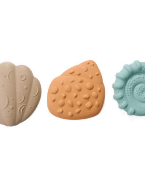 Sanfte taktile Stimulation schon für die Kleinsten ... Die sechs weichen Muscheln in drei unterschiedlichen Formen haben jeweils eine andere Festigkeit und Struktur. Beim Balancieren werden die Fußsohlen auf verschiedene Weise stimuliert. Ob sanft federnd, intensiv strukturiert oder angenehm fest - jede Muschel vermittelt ein eigenes Gefühl. Dank des rutschfesten, flexiblen Materials eignen sich die Muscheln ideal als erste Balanciersteine für Kleinkinder, als sensorische Elemente im Spielbereich oder als entspannende Trittfläche - auch für Erwachsene, die Fußdruck reduzieren und die Durchblutung anregen möchten. Die leichten, abwaschbaren Muscheln können indoor wie outdoor zu immer wieder neuen Pfaden kombiniert werden. Set: 6 Muscheln in 3 Designs. Belastbar bis max. 80 kg. Squishy Tactile Shell